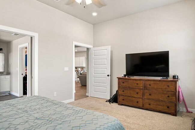 Building Photo - 10401 Pronghorn Rd