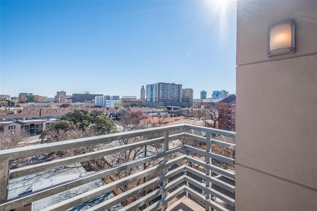 Building Photo - 711 W 26th St