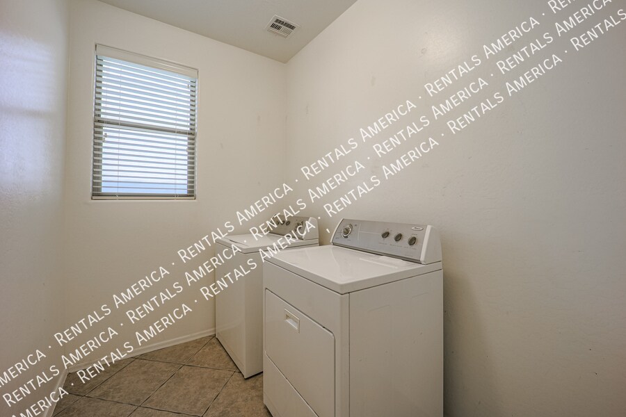 Building Photo - 3854 E Parkview Dr