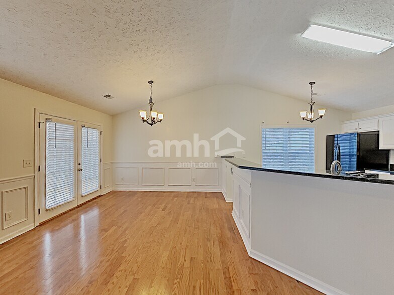 Building Photo - 558 The Blvd