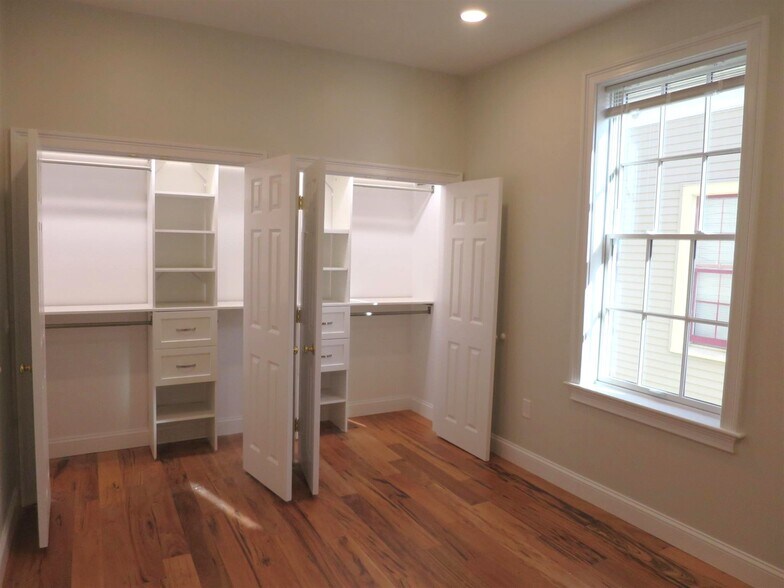 Building Photo - 136 Inman St