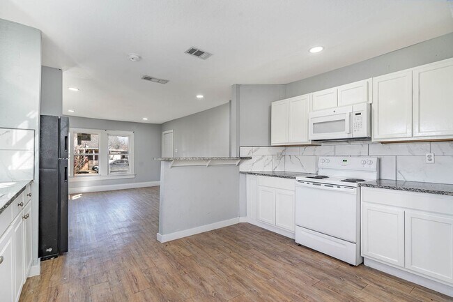 Building Photo - Spacious 4-Bedroom Home in Prime Dallas Location Near Transit, Schools & Downtown Access