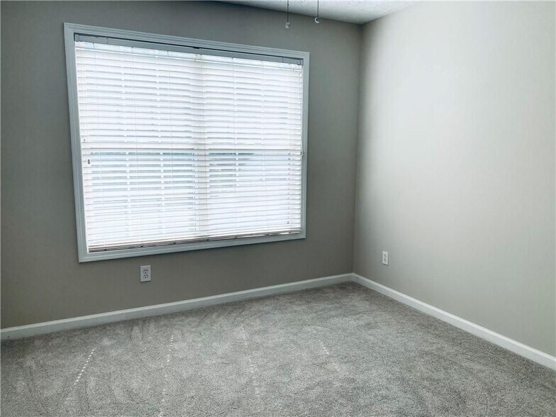 Building Photo - 736 Bedford