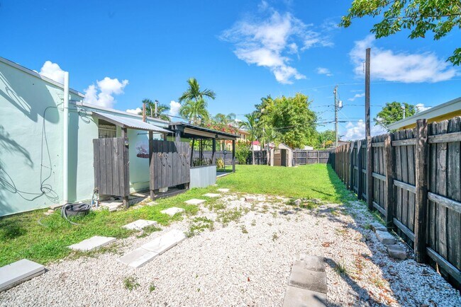 Building Photo - Beautiful home in quiet neighborhood