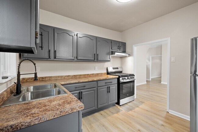 Building Photo - Stunning 2 Bedroom home in McKees Rocks Av...