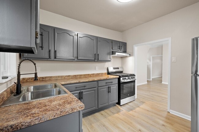 Building Photo - Stunning 2 Bedroom home in McKees Rocks available July 1!