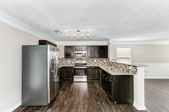 Building Photo - Large Updated 3 Bed / 2.5 Bath Home