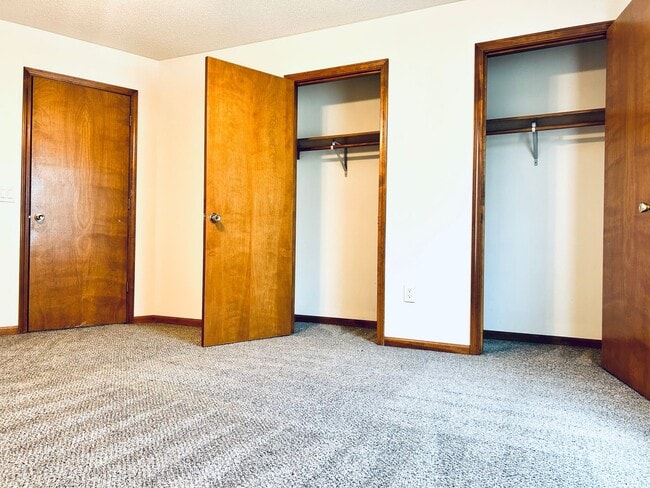 Building Photo - Convenient Location, Spacious Home