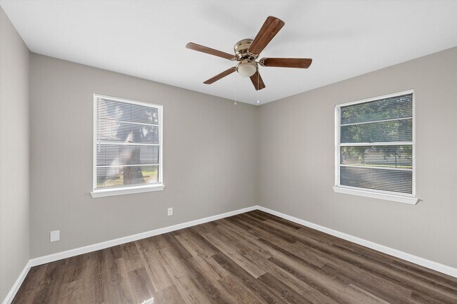 Building Photo - Updated 2 Bedroom in Connally ISD
