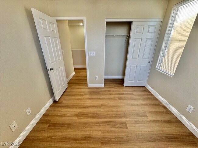 Building Photo - 10992 Scotch Rose St