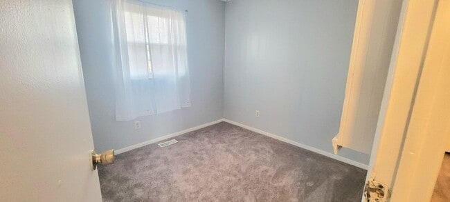 Building Photo - 4 Bedroom 1.5 bath in Argenta Oreana School District!