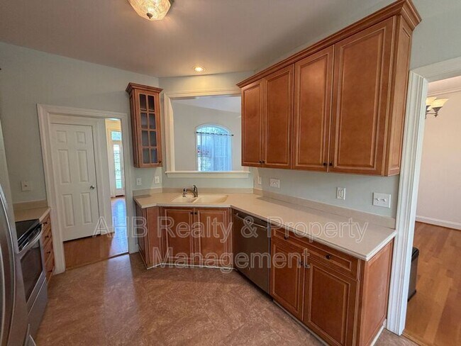 Building Photo - 713 Trail's End Dr