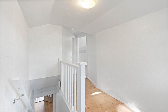 Building Photo - Cute 2-bdrm/2-bath vintage home—Bonus room...