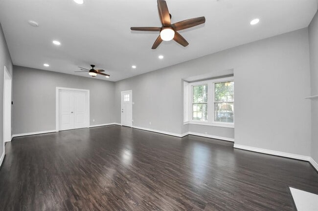 Building Photo - 6622 Park Ln