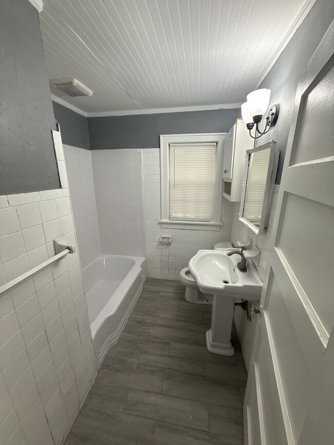 Building Photo - 4 Bed | 2 Bath | Detached Garage | Spacious Living