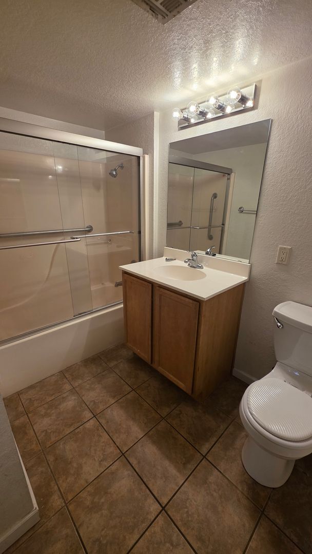 Building Photo - Take in mountain and desert views! First-level, two-bedroom, two-bath corner unit in Moonrise at ...