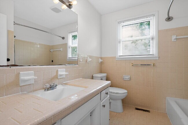 Building Photo - 138 Carriage Dr