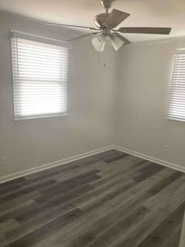 Building Photo - Adorable Condo in Sunset Hills! 2BR/1BA