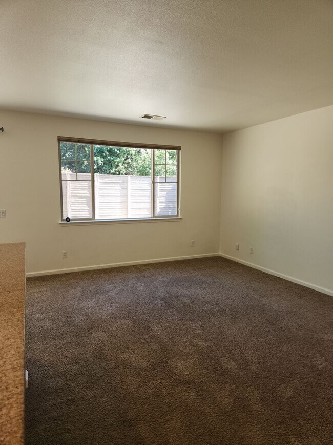 Building Photo - Lovely 3 bedrooms, 2 bathrooms located in ...