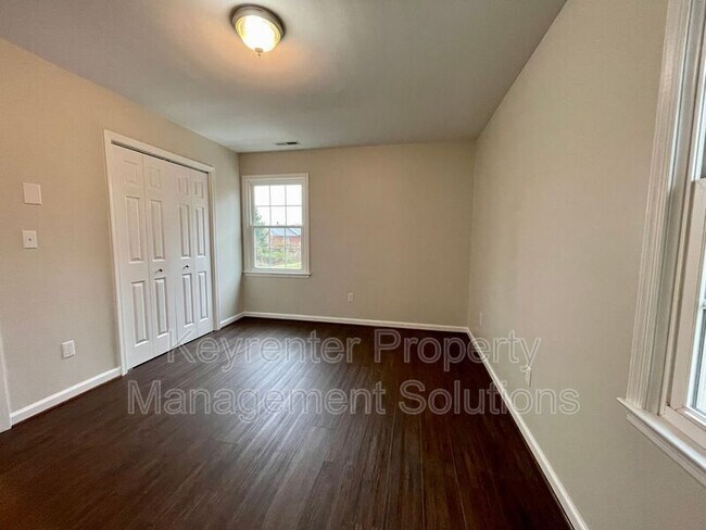 Building Photo - 1614 Plunkett St