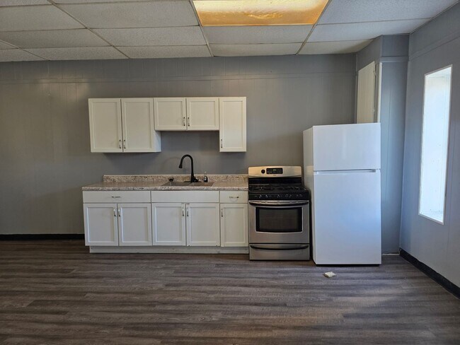 Building Photo - 105 W Emeline St