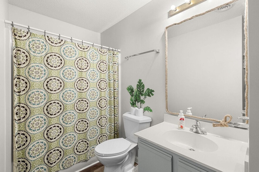 Building Photo - 1920 Bent Grass Dr