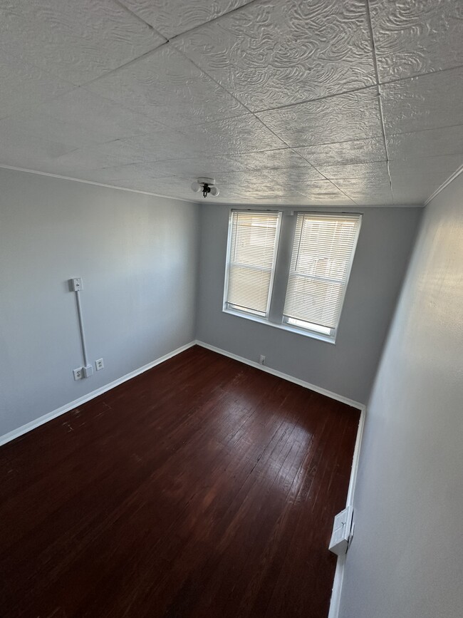 BACK BEDROOM - 3172 Chatham St