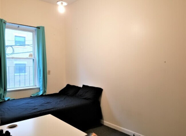 Building Photo - NO FEE - Kenmore 3 BR Apartment - 9/1