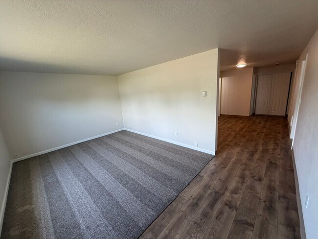 Building Photo - Charming 2 Bedroom Duplex With Fenced Yard In Quiet Neighborhood!