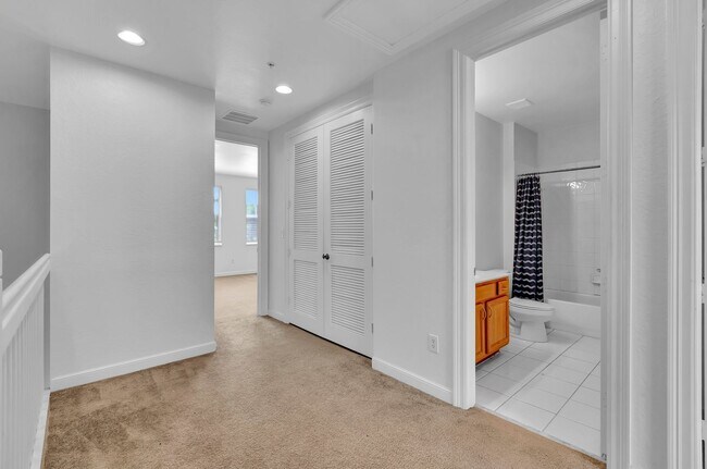 Building Photo - 4 BEDROOMS 3.5 BATHROOMS!! GATED COMMUNITY