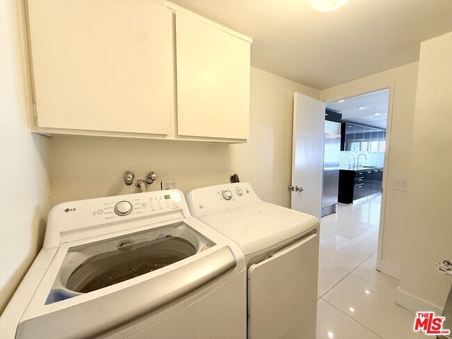 Building Photo - 121 S Palm Dr