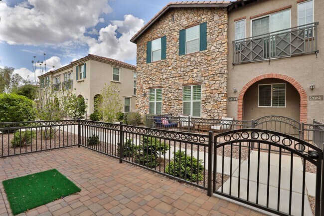 Building Photo - 3 bed/2.5 bath Condo in Gilbert’s Lofts in...