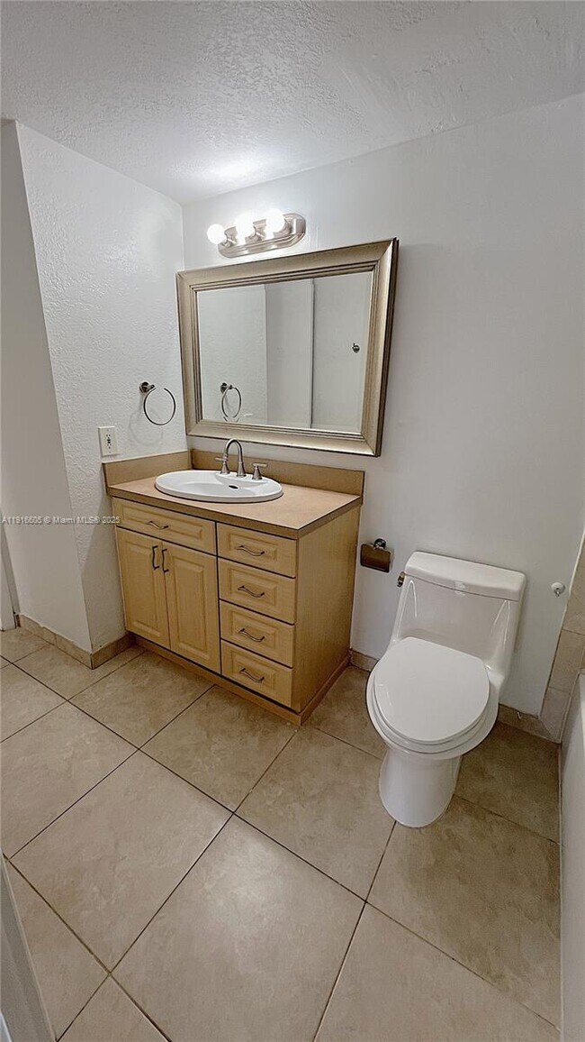 Building Photo - 9350 Fontainebleau Blvd