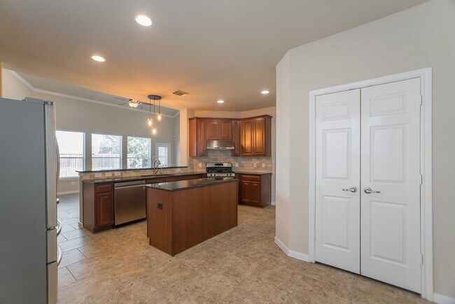 Building Photo - 139 S Rocky Point Cir