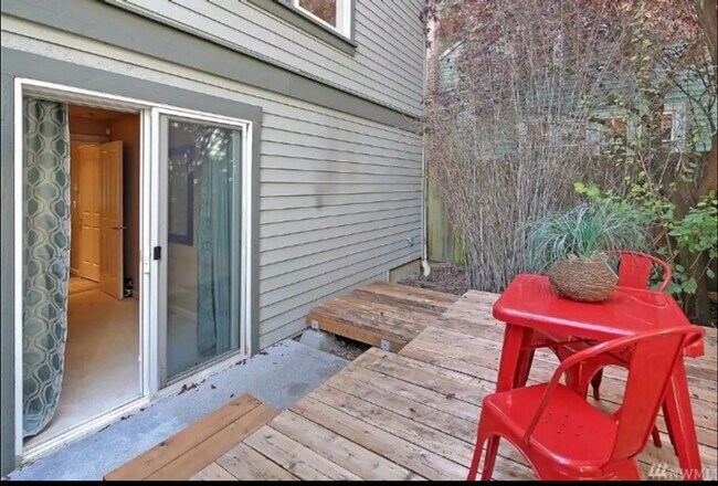 Building Photo - Stylish Craftsman-Flex Lease Term