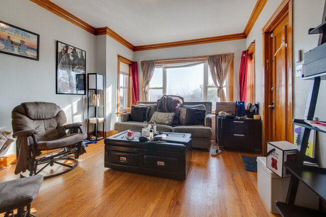 Building Photo - 5306 W Roscoe St