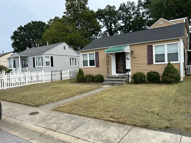 Building Photo - !! $500 OFF 2nds  MONTH'S RENT!!! Charming 3BR 2BA Home w/ Updated Kitchen + Large Front and Back...