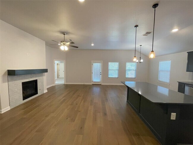 Building Photo - 413 Irish Ln
