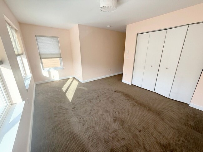 Building Photo - Charming Southside 2 Bedroom, 2.5 Bath Townhome