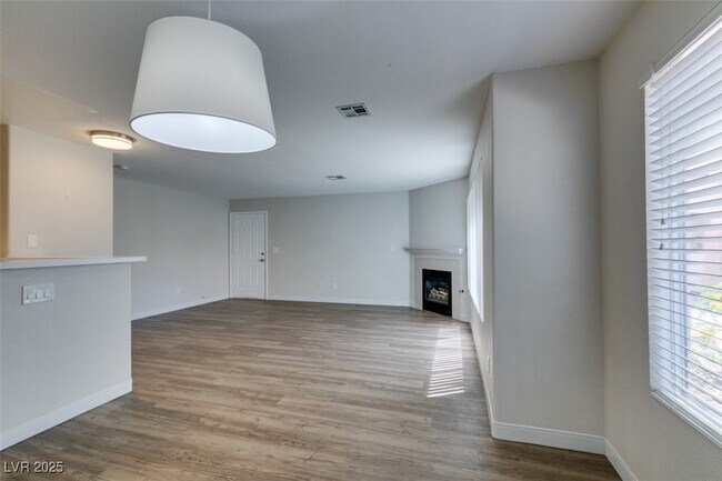 Building Photo - 350 S Durango Dr