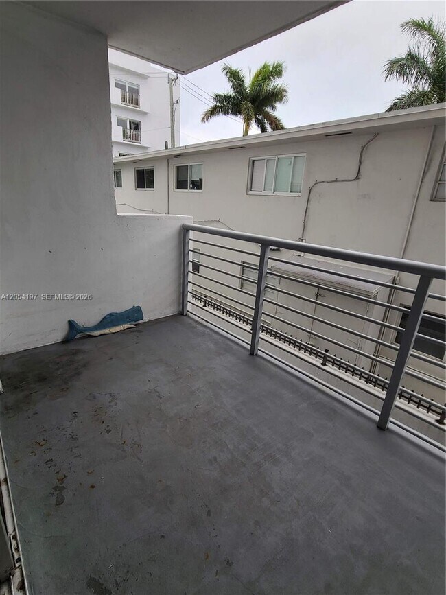 Building Photo - 1605 Bay Rd