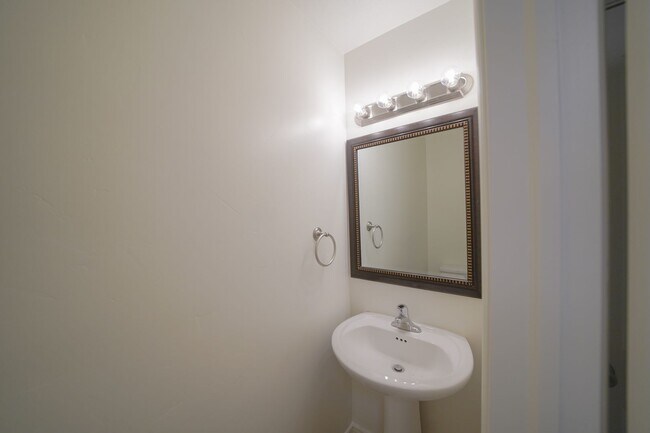 Building Photo - Remodeled 3 Bed / 2.5 Bath Townhome in Great Location