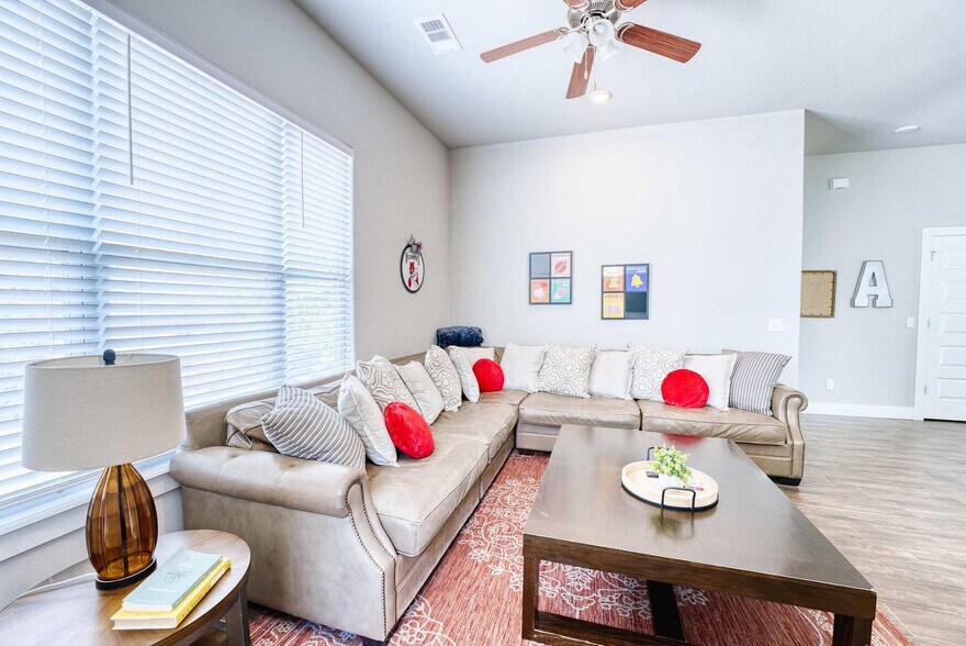 Building Photo - 909 W Eagle St