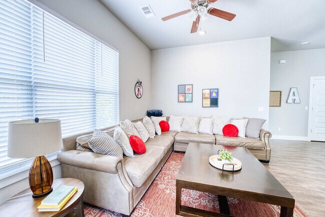 Building Photo - 909 W Eagle St