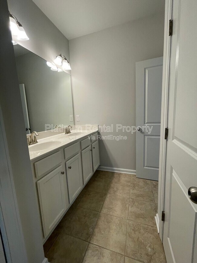 Building Photo - 1825 Dahlia Dr