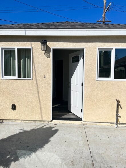 Building Photo - 3457 S Cloverdale Ave