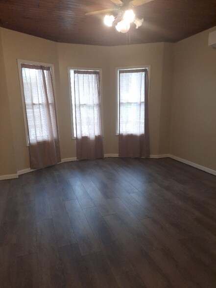 Building Photo - 305 W Berwick St