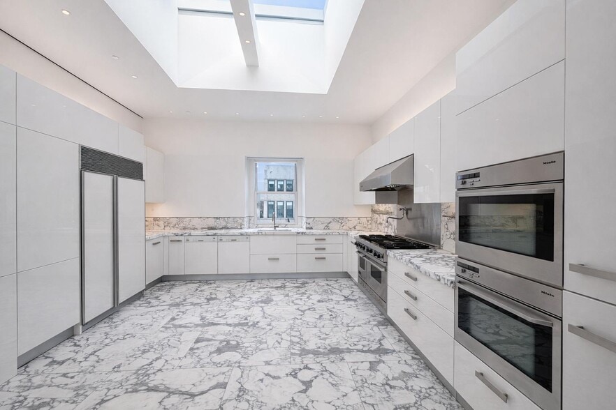 Building Photo - 54 Bleecker St