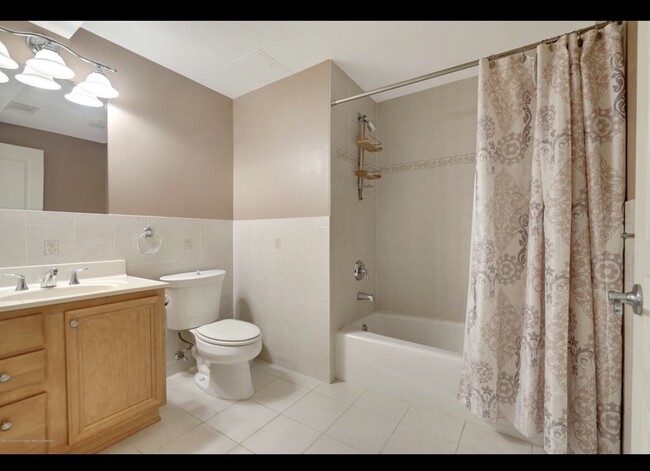 Large soaking tub - 22 W Front St