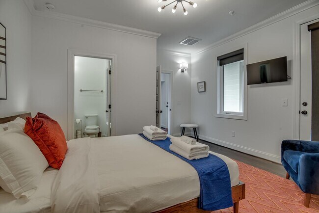 Building Photo - Beautifully appointed 3-bedroom furnished townhome in sought-after Hillsboro Village!